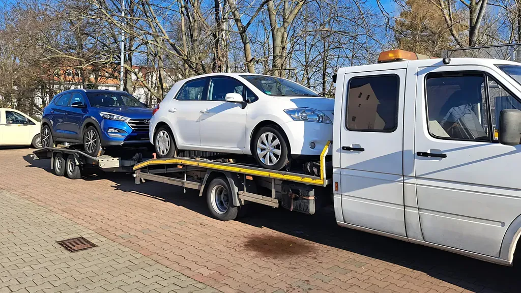 Autolaweta z samochodem osobowym