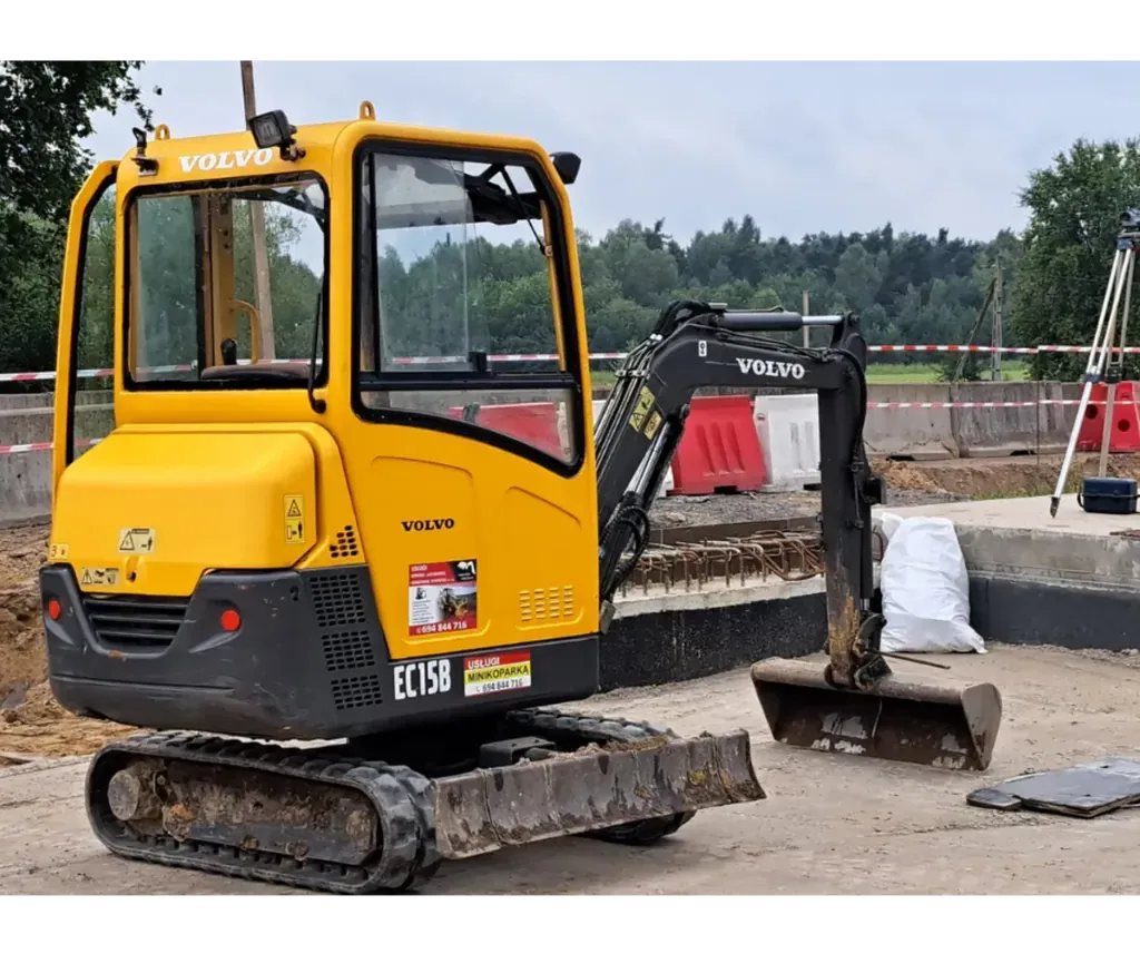 Minikoparka Volvo EC15 na budowie